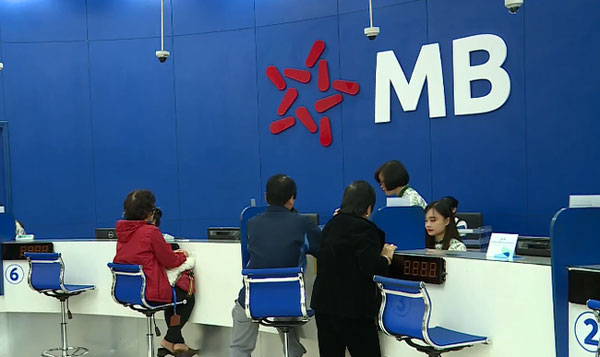 Tra cứu trực tiếp tại quầy giao dịch MBBank